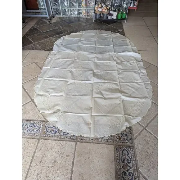 Vintage plastice WIPEABLE oval table cloth faux embroidery pattern 55" x 88" - Picture 6 of 8